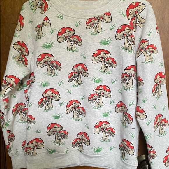 La Soul Tops - LA Soul Mushroom Graphic Print Soft Sweatshirt Women Long Sleeve. Size M.